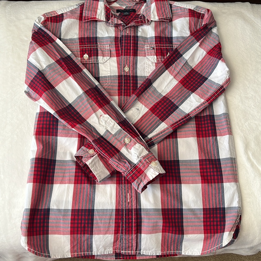 Boys Tommy Hilfiger Button Down Shirt in a Size Large 12/14